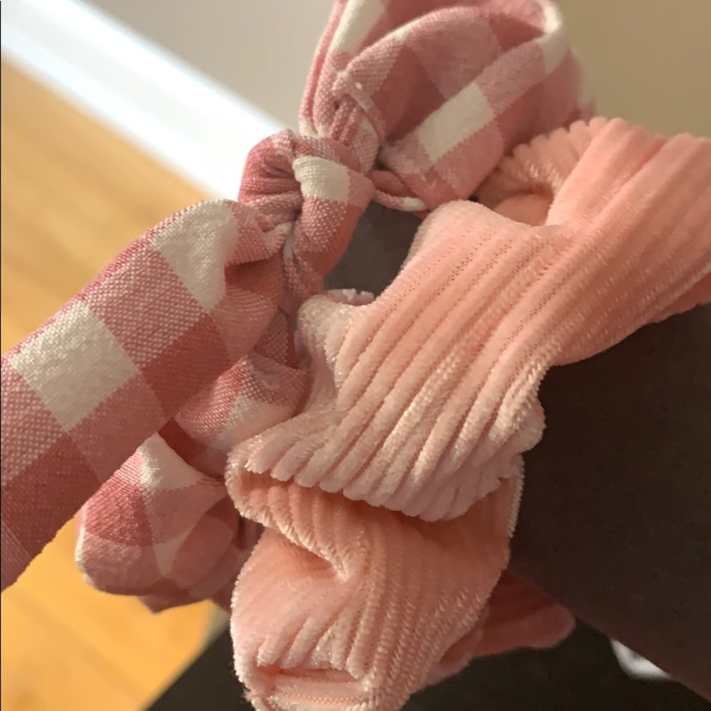 Pink scrunchies 💓